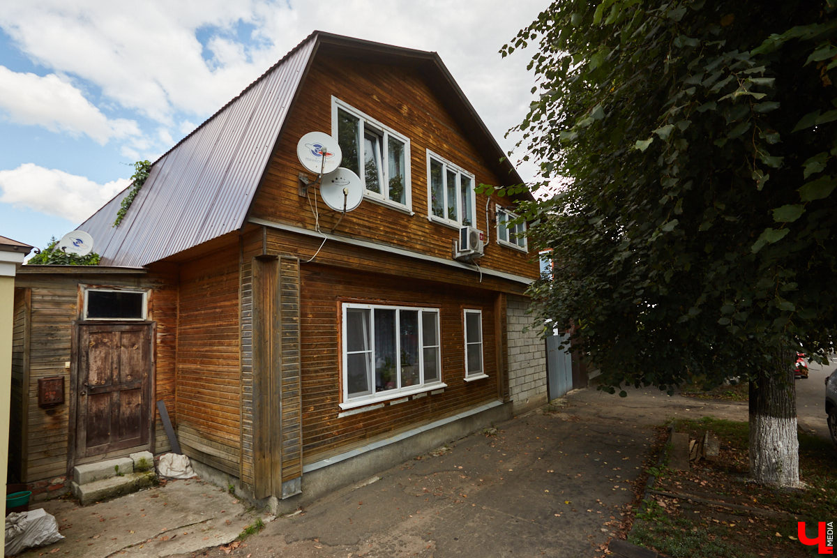 Все значимые объекты улицы Герцена располагаются по нечетной стороне: дома №№ 17, 21, 23, 29. Здесь жили известные русские деятели и революционеры. Шуршим первыми желтыми листочками на променаде с блогером и экскурсоводом-любителем Татьяной Быковой.