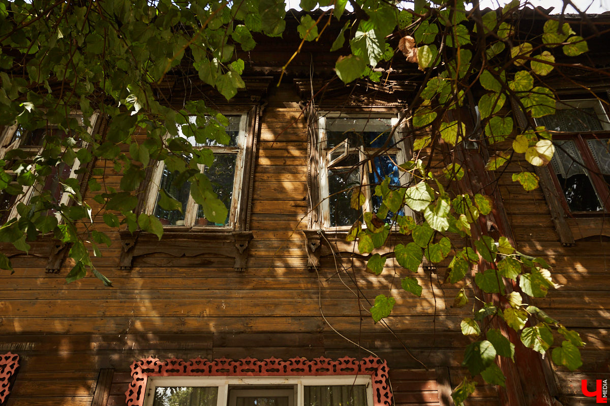 Все значимые объекты улицы Герцена располагаются по нечетной стороне: дома №№ 17, 21, 23, 29. Здесь жили известные русские деятели и революционеры. Шуршим первыми желтыми листочками на променаде с блогером и экскурсоводом-любителем Татьяной Быковой.