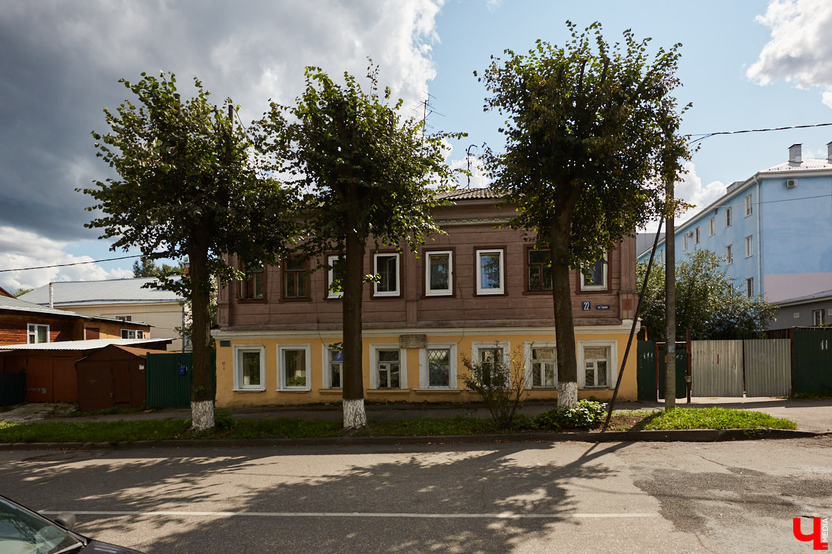 Все значимые объекты улицы Герцена располагаются по нечетной стороне: дома №№ 17, 21, 23, 29. Здесь жили известные русские деятели и революционеры. Шуршим первыми желтыми листочками на променаде с блогером и экскурсоводом-любителем Татьяной Быковой.