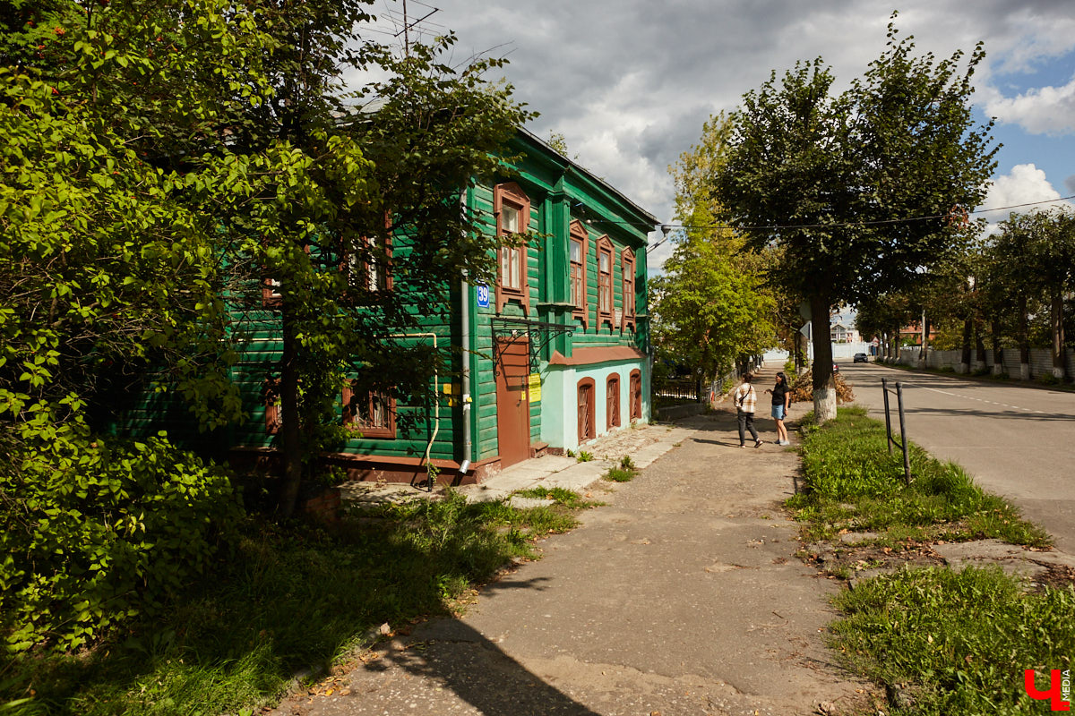 Все значимые объекты улицы Герцена располагаются по нечетной стороне: дома №№ 17, 21, 23, 29. Здесь жили известные русские деятели и революционеры. Шуршим первыми желтыми листочками на променаде с блогером и экскурсоводом-любителем Татьяной Быковой.