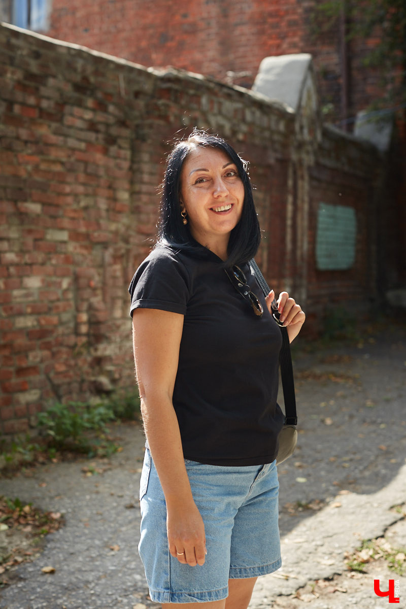 Все значимые объекты улицы Герцена располагаются по нечетной стороне: дома №№ 17, 21, 23, 29. Здесь жили известные русские деятели и революционеры. Шуршим первыми желтыми листочками на променаде с блогером и экскурсоводом-любителем Татьяной Быковой.