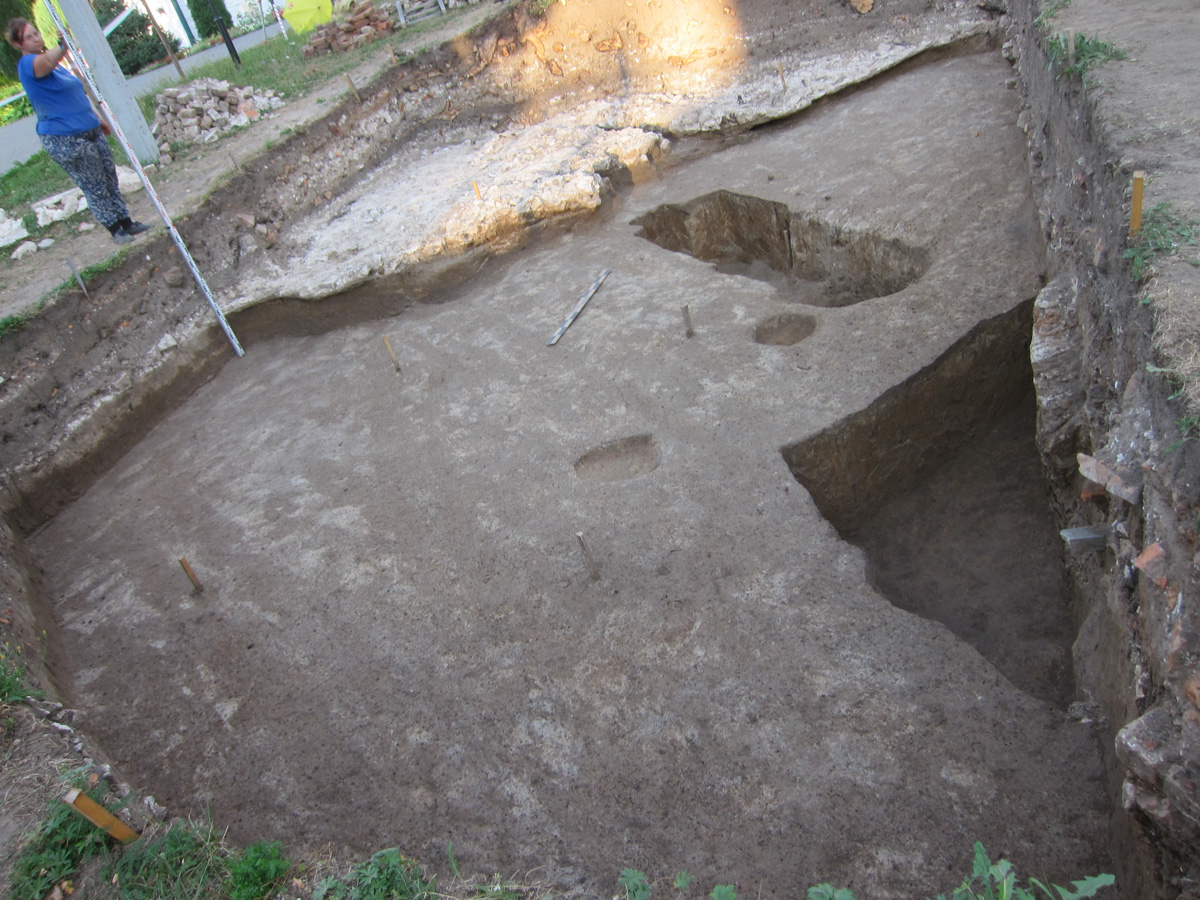 Этот экстремальный (из-за настигшей нашу страну очередной волны пандемии) археологический сезон уже, тем не менее, принес ряд сюрпризов. Сотрудники Государственного Эрмитажа, многие годы открывающие тайны истории Александровской слободы, готовы поделиться с «Ключ-Медиа» своими находками.