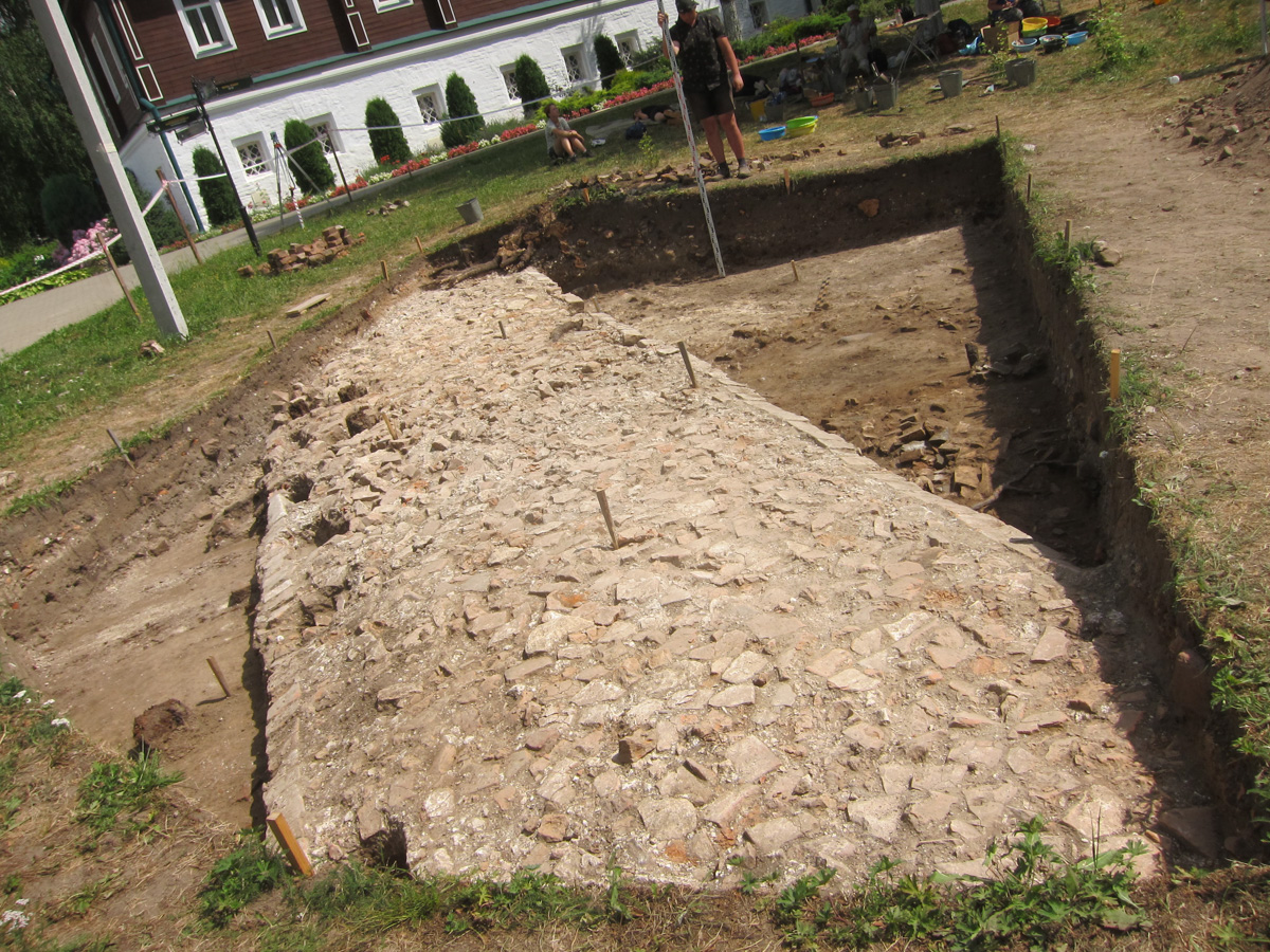 Этот экстремальный (из-за настигшей нашу страну очередной волны пандемии) археологический сезон уже, тем не менее, принес ряд сюрпризов. Сотрудники Государственного Эрмитажа, многие годы открывающие тайны истории Александровской слободы, готовы поделиться с «Ключ-Медиа» своими находками.