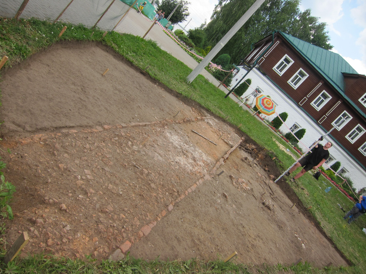 Этот экстремальный (из-за настигшей нашу страну очередной волны пандемии) археологический сезон уже, тем не менее, принес ряд сюрпризов. Сотрудники Государственного Эрмитажа, многие годы открывающие тайны истории Александровской слободы, готовы поделиться с «Ключ-Медиа» своими находками.