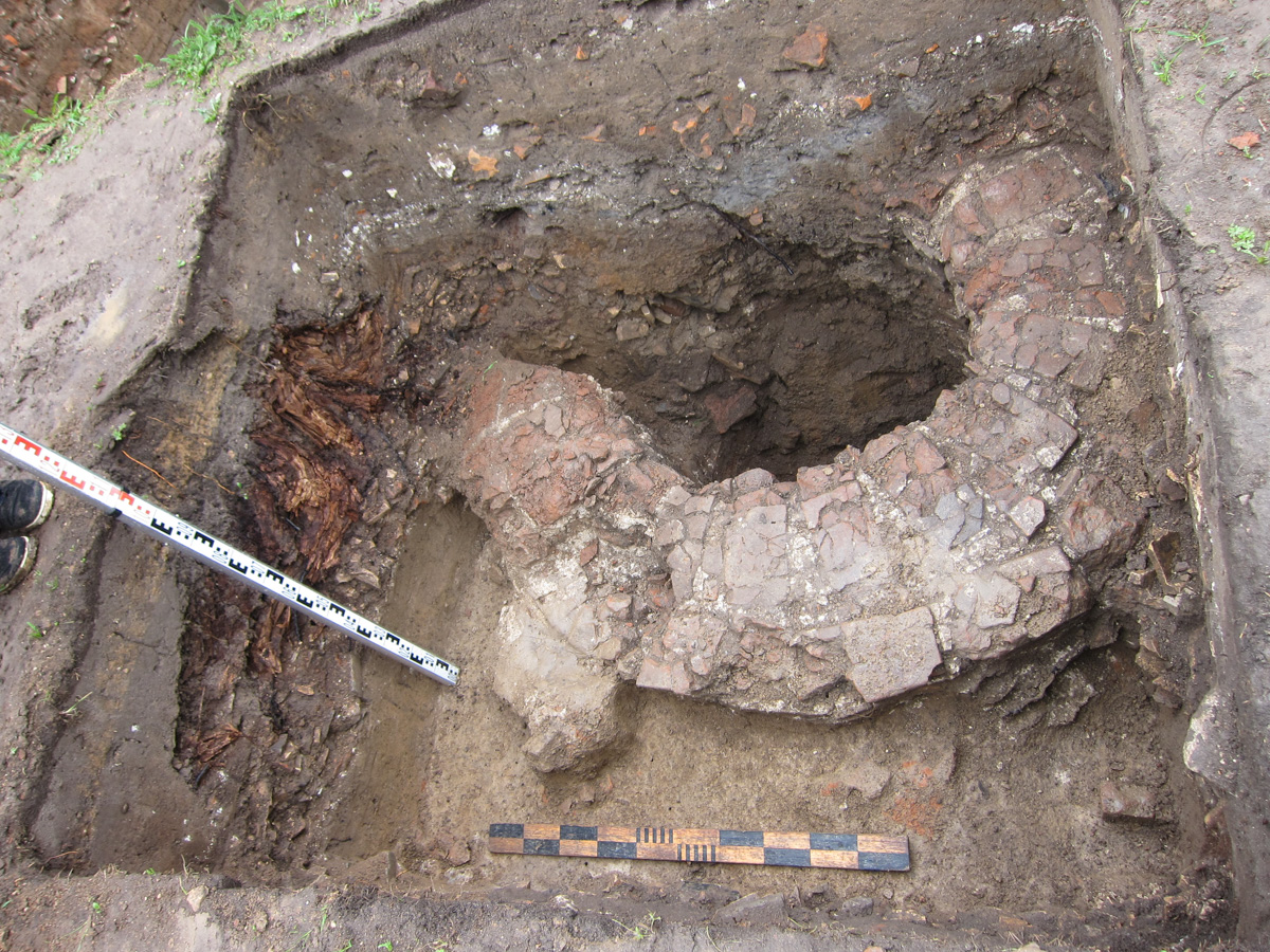 Этот экстремальный (из-за настигшей нашу страну очередной волны пандемии) археологический сезон уже, тем не менее, принес ряд сюрпризов. Сотрудники Государственного Эрмитажа, многие годы открывающие тайны истории Александровской слободы, готовы поделиться с «Ключ-Медиа» своими находками.