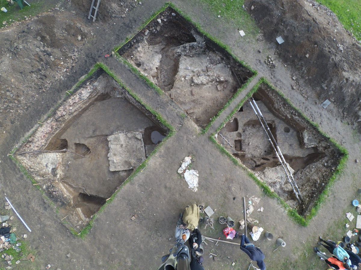 Этот экстремальный (из-за настигшей нашу страну очередной волны пандемии) археологический сезон уже, тем не менее, принес ряд сюрпризов. Сотрудники Государственного Эрмитажа, многие годы открывающие тайны истории Александровской слободы, готовы поделиться с «Ключ-Медиа» своими находками.