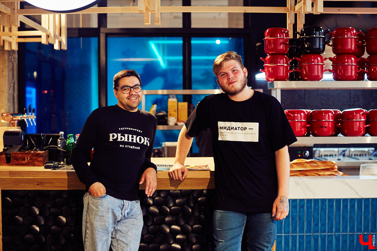 Полторы недели назад пространство гастромаркета «Рынок на Студеной» обзавелось новым рестораном «Middle», специализирующимся на мидиях. Именно чилийских, которые, пройдя термообработку, за неделю добираются до Владимира с острова Чилоэ.