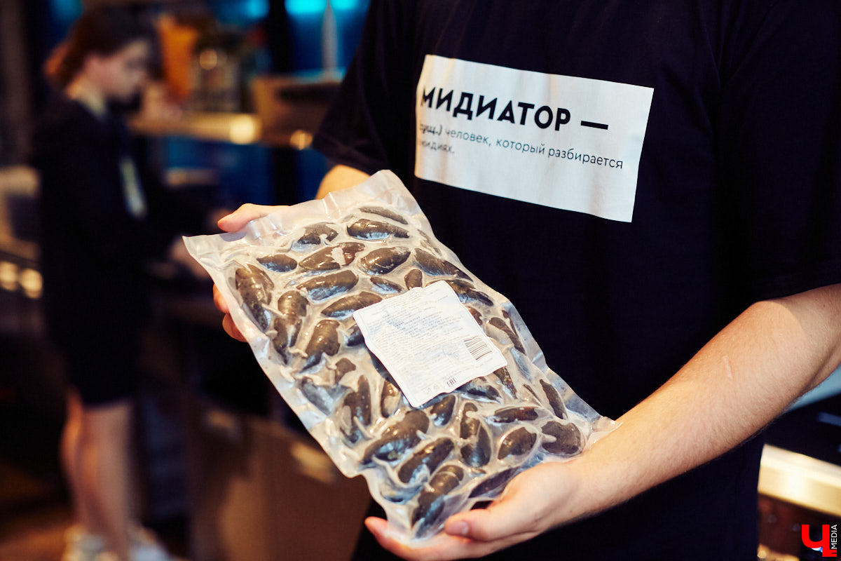 Полторы недели назад пространство гастромаркета «Рынок на Студеной» обзавелось новым рестораном «Middle», специализирующимся на мидиях. Именно чилийских, которые, пройдя термообработку, за неделю добираются до Владимира с острова Чилоэ.