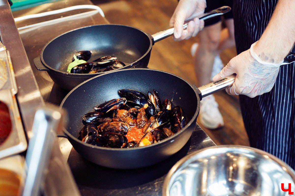 Полторы недели назад пространство гастромаркета «Рынок на Студеной» обзавелось новым рестораном «Middle», специализирующимся на мидиях. Именно чилийских, которые, пройдя термообработку, за неделю добираются до Владимира с острова Чилоэ.