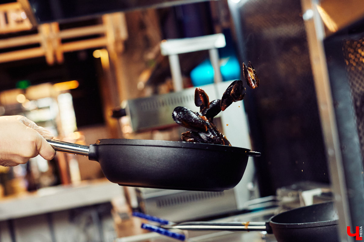 Полторы недели назад пространство гастромаркета «Рынок на Студеной» обзавелось новым рестораном «Middle», специализирующимся на мидиях. Именно чилийских, которые, пройдя термообработку, за неделю добираются до Владимира с острова Чилоэ.