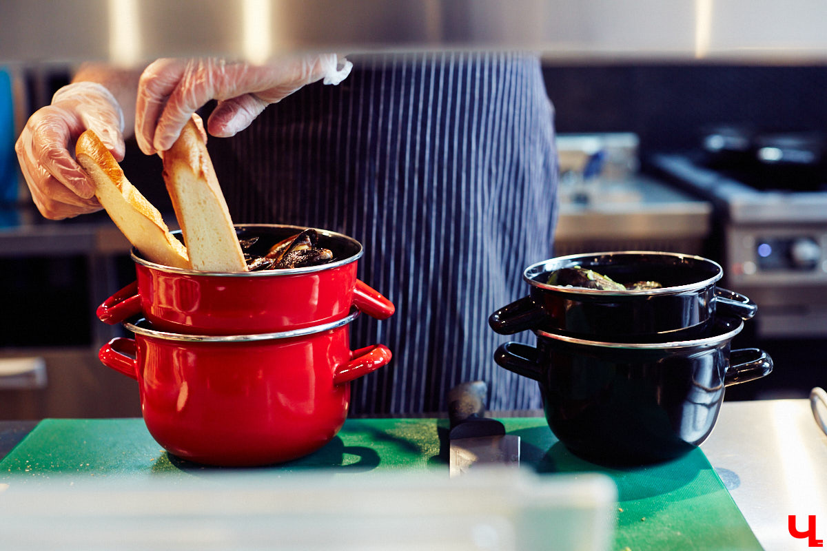 Полторы недели назад пространство гастромаркета «Рынок на Студеной» обзавелось новым рестораном «Middle», специализирующимся на мидиях. Именно чилийских, которые, пройдя термообработку, за неделю добираются до Владимира с острова Чилоэ.