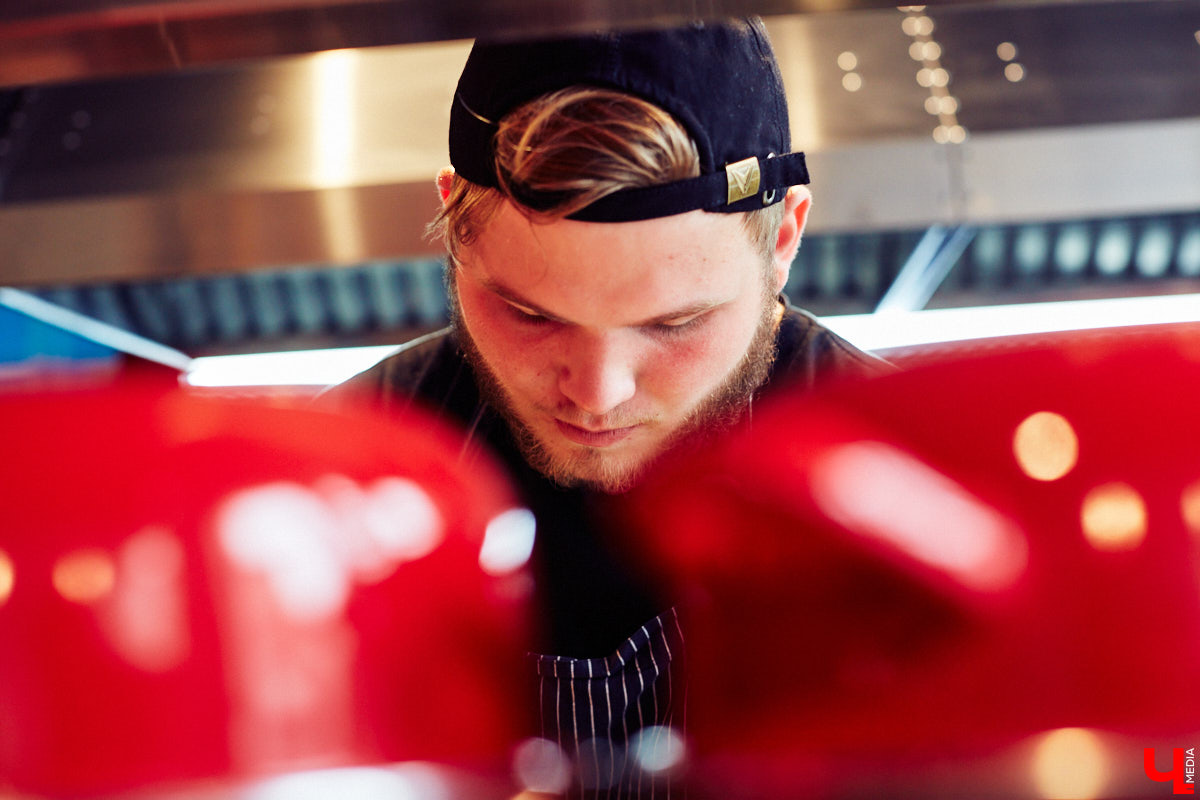 Полторы недели назад пространство гастромаркета «Рынок на Студеной» обзавелось новым рестораном «Middle», специализирующимся на мидиях. Именно чилийских, которые, пройдя термообработку, за неделю добираются до Владимира с острова Чилоэ.