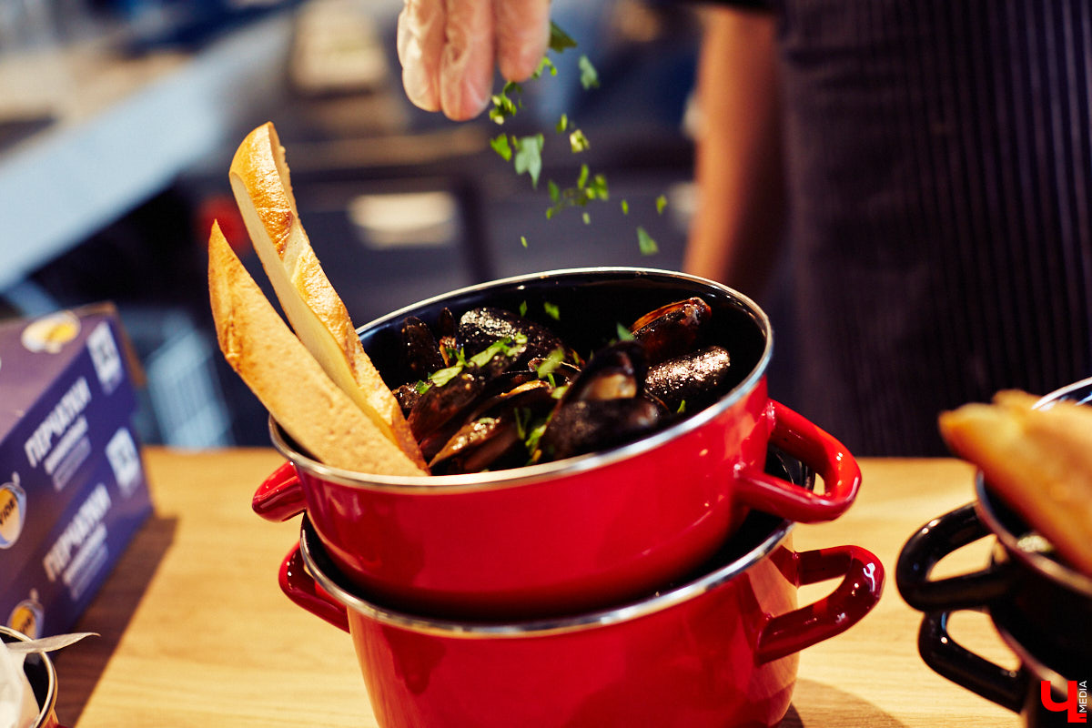 Полторы недели назад пространство гастромаркета «Рынок на Студеной» обзавелось новым рестораном «Middle», специализирующимся на мидиях. Именно чилийских, которые, пройдя термообработку, за неделю добираются до Владимира с острова Чилоэ.