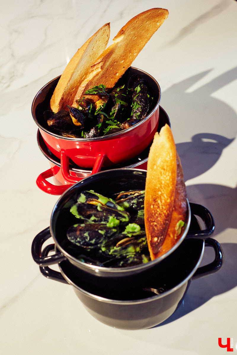 Полторы недели назад пространство гастромаркета «Рынок на Студеной» обзавелось новым рестораном «Middle», специализирующимся на мидиях. Именно чилийских, которые, пройдя термообработку, за неделю добираются до Владимира с острова Чилоэ.