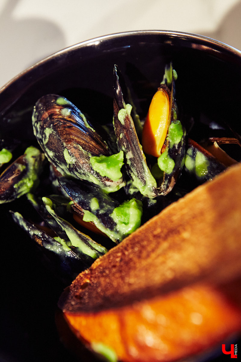 Полторы недели назад пространство гастромаркета «Рынок на Студеной» обзавелось новым рестораном «Middle», специализирующимся на мидиях. Именно чилийских, которые, пройдя термообработку, за неделю добираются до Владимира с острова Чилоэ.