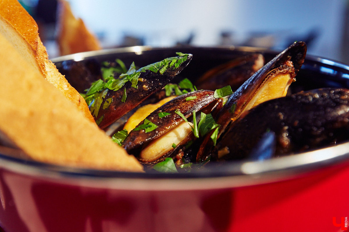 Полторы недели назад пространство гастромаркета «Рынок на Студеной» обзавелось новым рестораном «Middle», специализирующимся на мидиях. Именно чилийских, которые, пройдя термообработку, за неделю добираются до Владимира с острова Чилоэ.