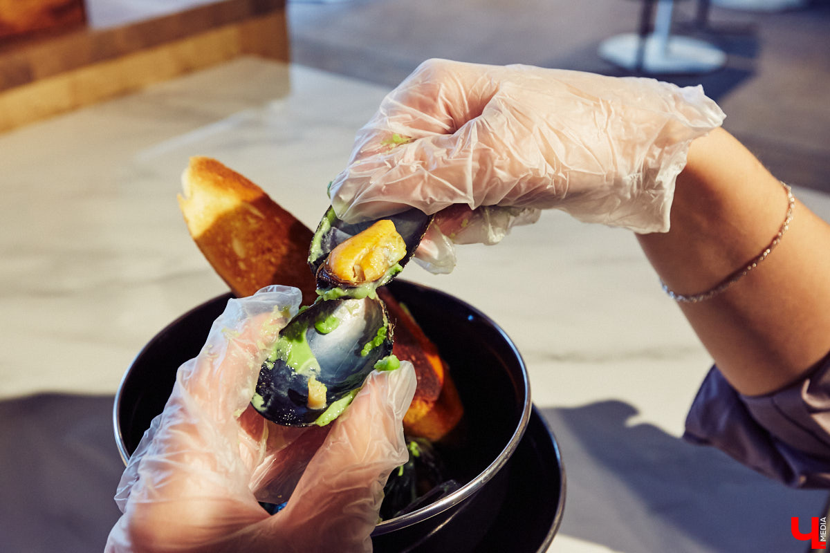 Полторы недели назад пространство гастромаркета «Рынок на Студеной» обзавелось новым рестораном «Middle», специализирующимся на мидиях. Именно чилийских, которые, пройдя термообработку, за неделю добираются до Владимира с острова Чилоэ.