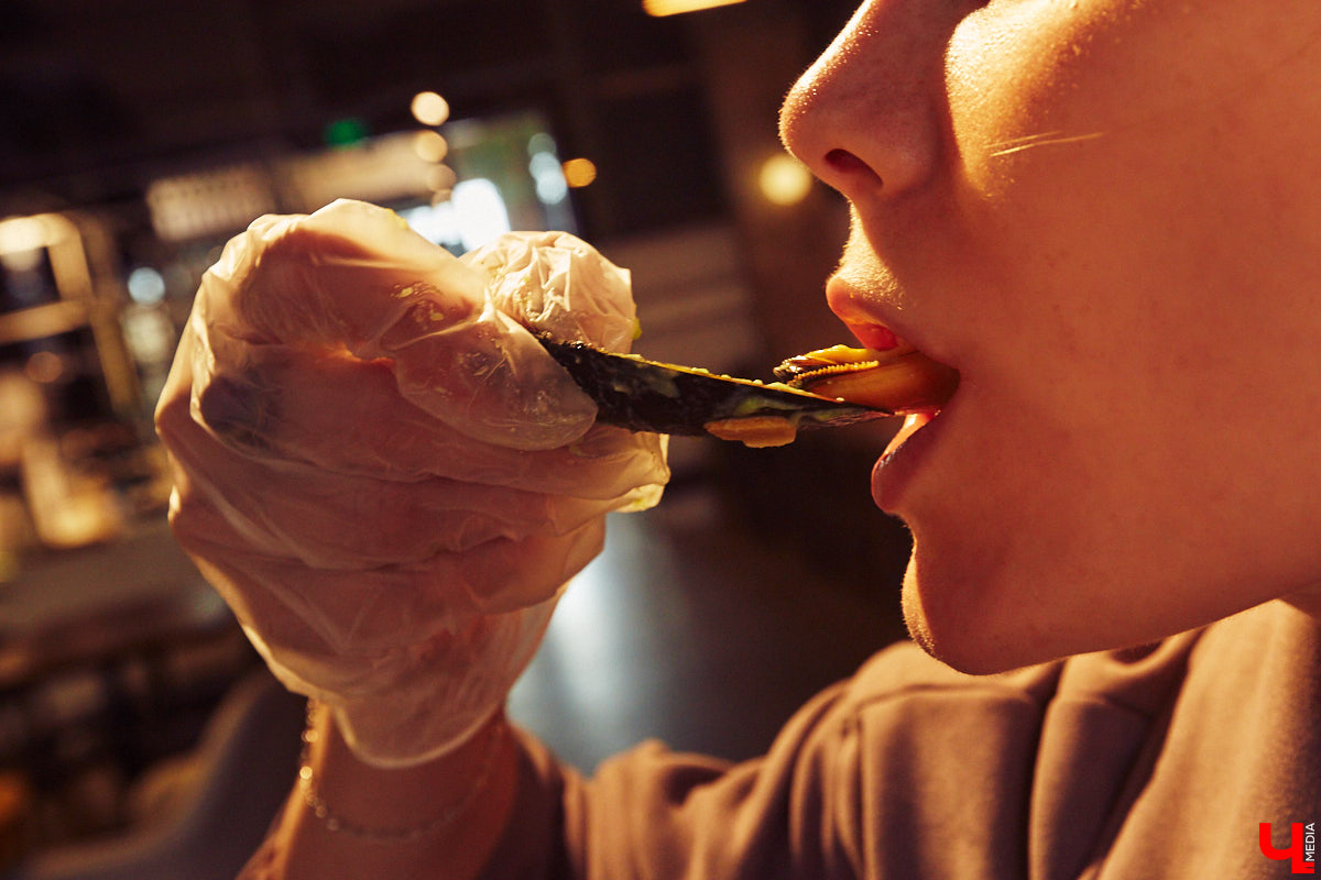 Полторы недели назад пространство гастромаркета «Рынок на Студеной» обзавелось новым рестораном «Middle», специализирующимся на мидиях. Именно чилийских, которые, пройдя термообработку, за неделю добираются до Владимира с острова Чилоэ.