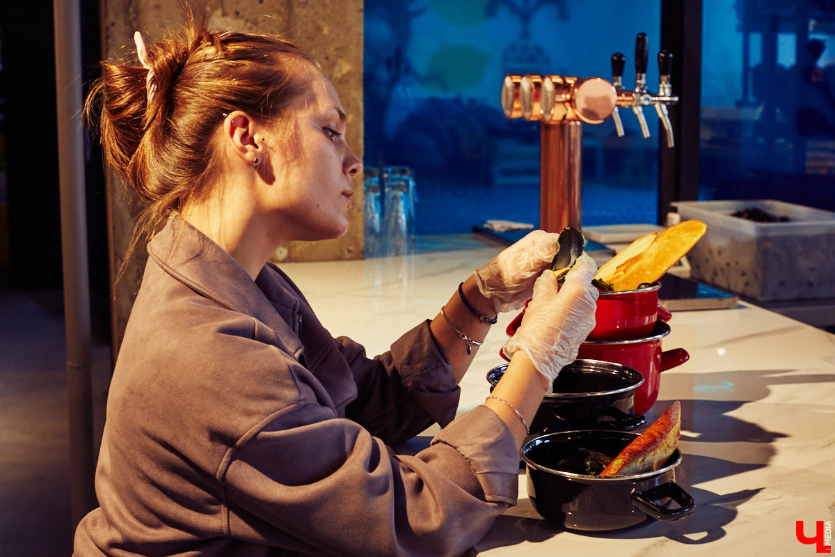 Полторы недели назад пространство гастромаркета «Рынок на Студеной» обзавелось новым рестораном «Middle», специализирующимся на мидиях. Именно чилийских, которые, пройдя термообработку, за неделю добираются до Владимира с острова Чилоэ.