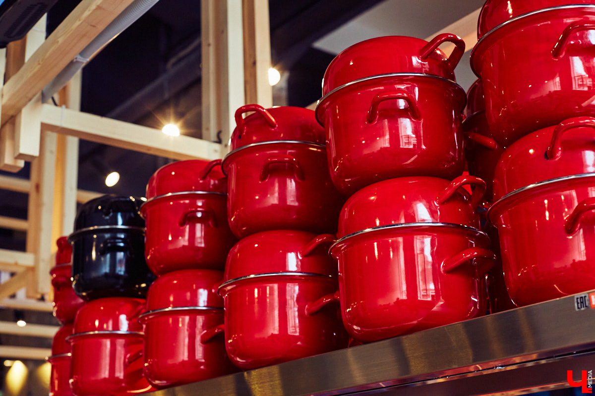 Полторы недели назад пространство гастромаркета «Рынок на Студеной» обзавелось новым рестораном «Middle», специализирующимся на мидиях. Именно чилийских, которые, пройдя термообработку, за неделю добираются до Владимира с острова Чилоэ.