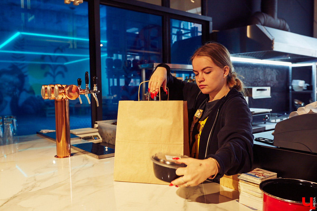 Полторы недели назад пространство гастромаркета «Рынок на Студеной» обзавелось новым рестораном «Middle», специализирующимся на мидиях. Именно чилийских, которые, пройдя термообработку, за неделю добираются до Владимира с острова Чилоэ.