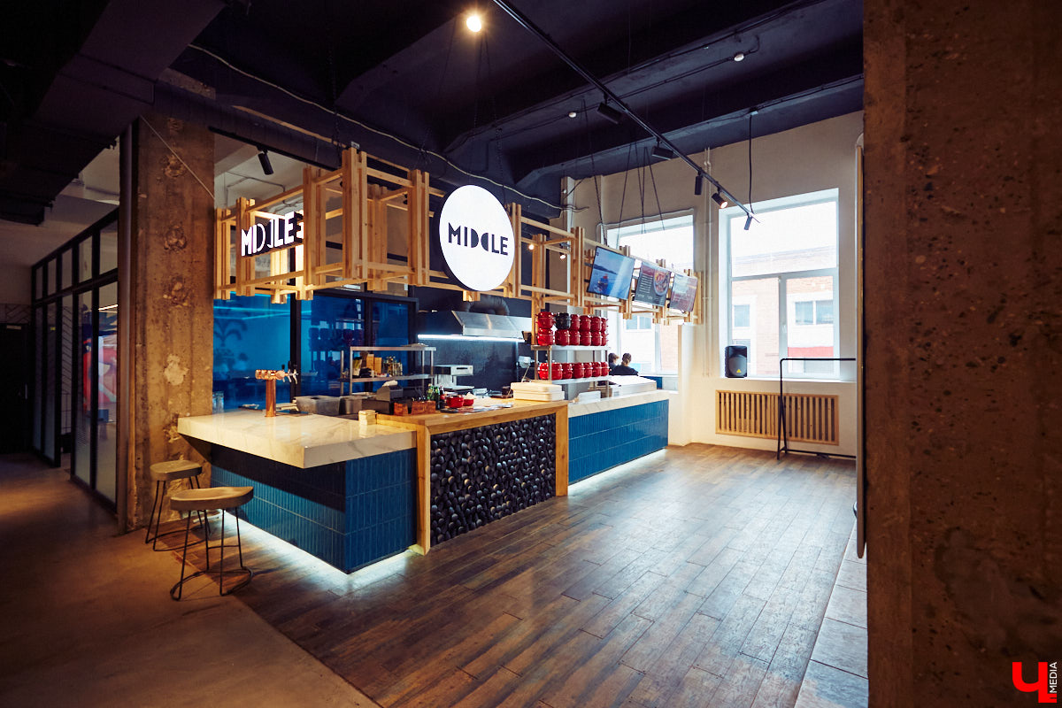 Полторы недели назад пространство гастромаркета «Рынок на Студеной» обзавелось новым рестораном «Middle», специализирующимся на мидиях. Именно чилийских, которые, пройдя термообработку, за неделю добираются до Владимира с острова Чилоэ.