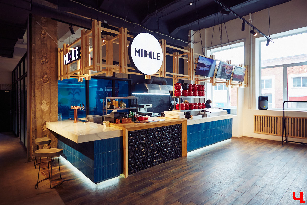 Полторы недели назад пространство гастромаркета «Рынок на Студеной» обзавелось новым рестораном «Middle», специализирующимся на мидиях. Именно чилийских, которые, пройдя термообработку, за неделю добираются до Владимира с острова Чилоэ.