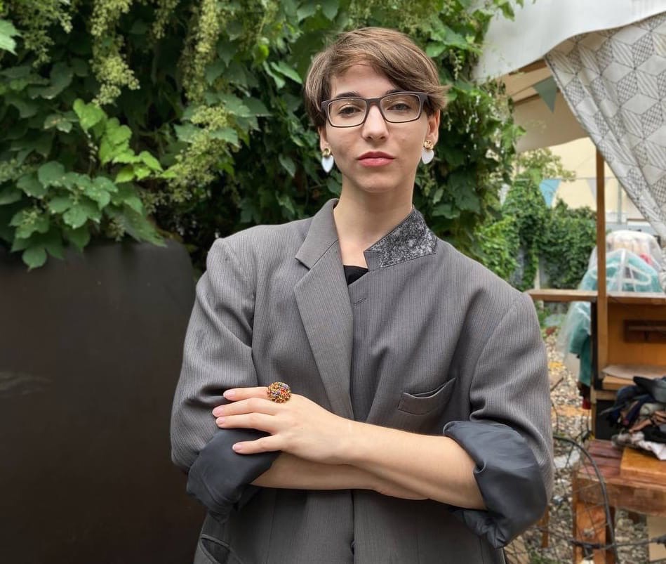 В последние выходные этого лета в Центре современной культуры во второй раз развернулся блошиный рынок. 11 местных продавцов предлагали на продажу свой антиквариат, винтажные вещи и милые безделушки. А что еще можно найти на прилавках?