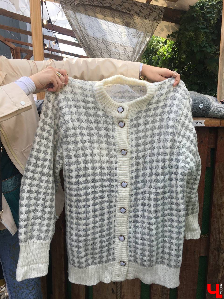 В последние выходные этого лета в Центре современной культуры во второй раз развернулся блошиный рынок. 11 местных продавцов предлагали на продажу свой антиквариат, винтажные вещи и милые безделушки. А что еще можно найти на прилавках?