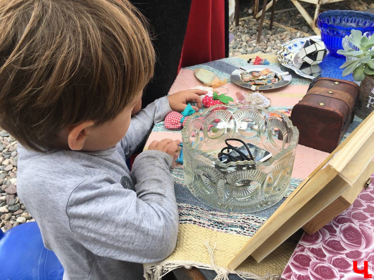 В последние выходные этого лета в Центре современной культуры во второй раз развернулся блошиный рынок. 11 местных продавцов предлагали на продажу свой антиквариат, винтажные вещи и милые безделушки. А что еще можно найти на прилавках?