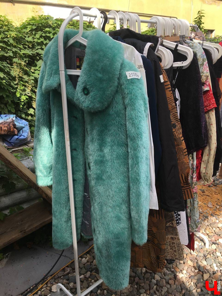 В последние выходные этого лета в Центре современной культуры во второй раз развернулся блошиный рынок. 11 местных продавцов предлагали на продажу свой антиквариат, винтажные вещи и милые безделушки. А что еще можно найти на прилавках?