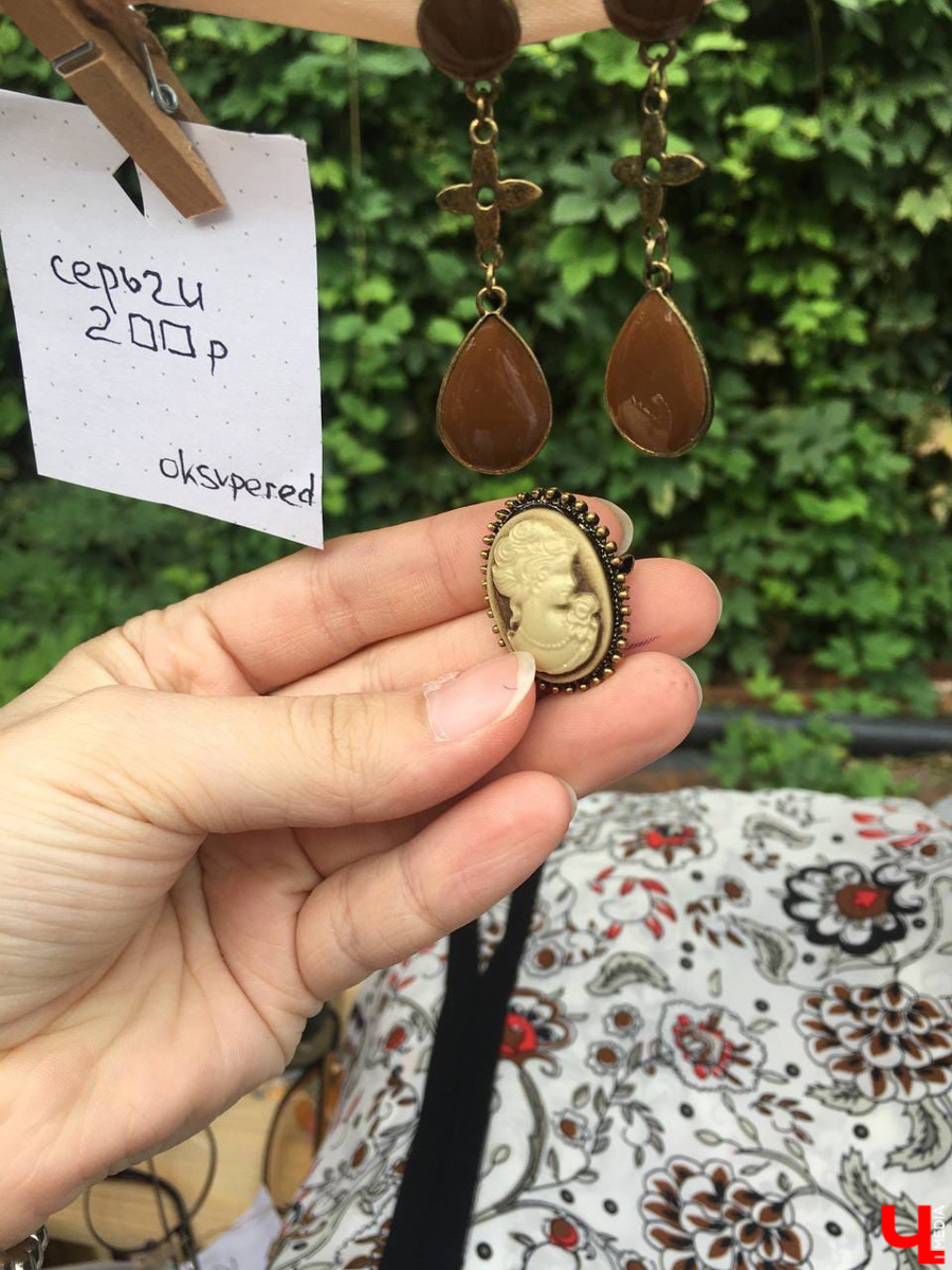 В последние выходные этого лета в Центре современной культуры во второй раз развернулся блошиный рынок. 11 местных продавцов предлагали на продажу свой антиквариат, винтажные вещи и милые безделушки. А что еще можно найти на прилавках?