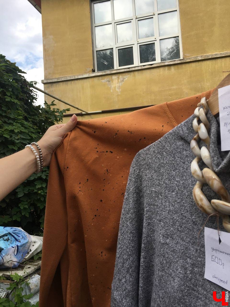 В последние выходные этого лета в Центре современной культуры во второй раз развернулся блошиный рынок. 11 местных продавцов предлагали на продажу свой антиквариат, винтажные вещи и милые безделушки. А что еще можно найти на прилавках?