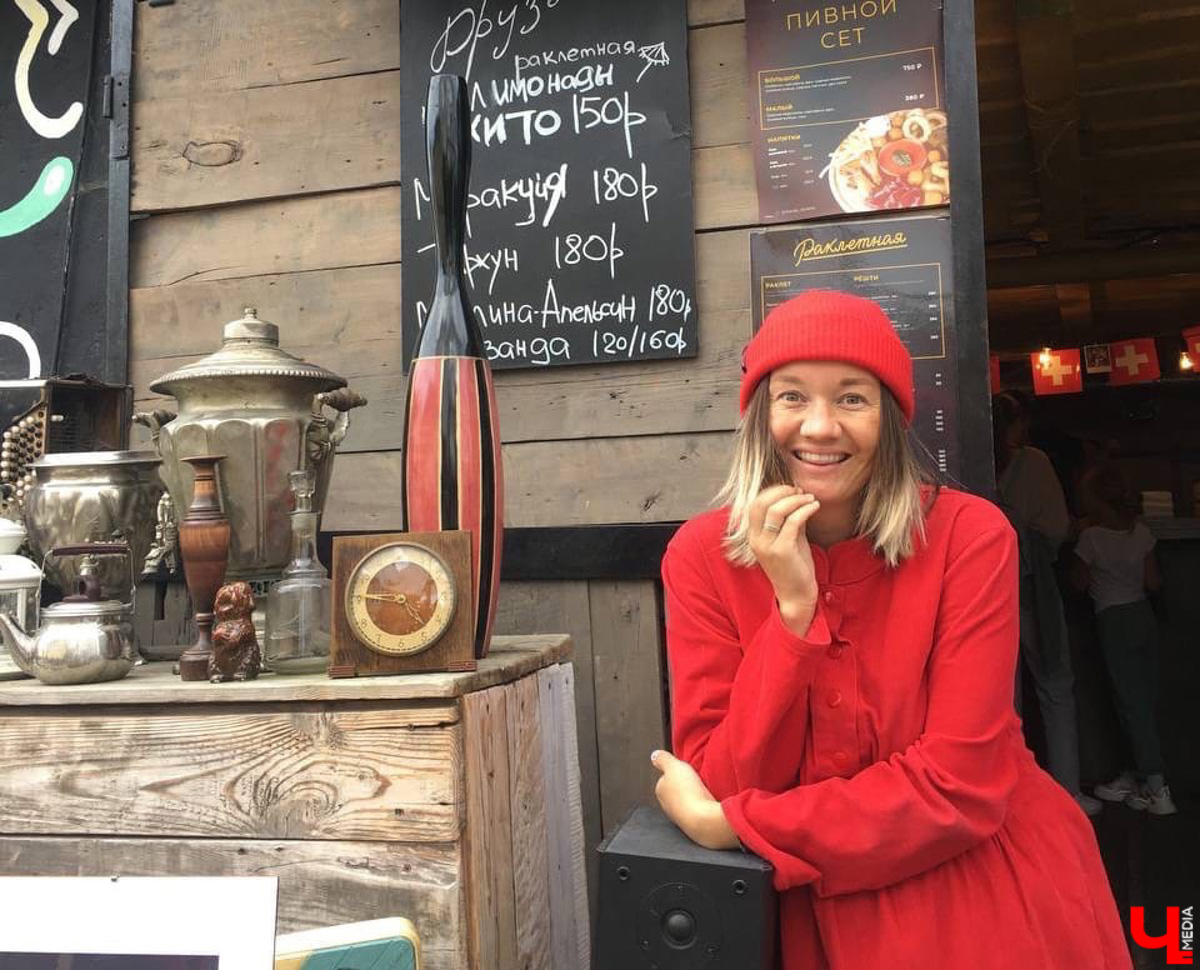 В последние выходные этого лета в Центре современной культуры во второй раз развернулся блошиный рынок. 11 местных продавцов предлагали на продажу свой антиквариат, винтажные вещи и милые безделушки. А что еще можно найти на прилавках?