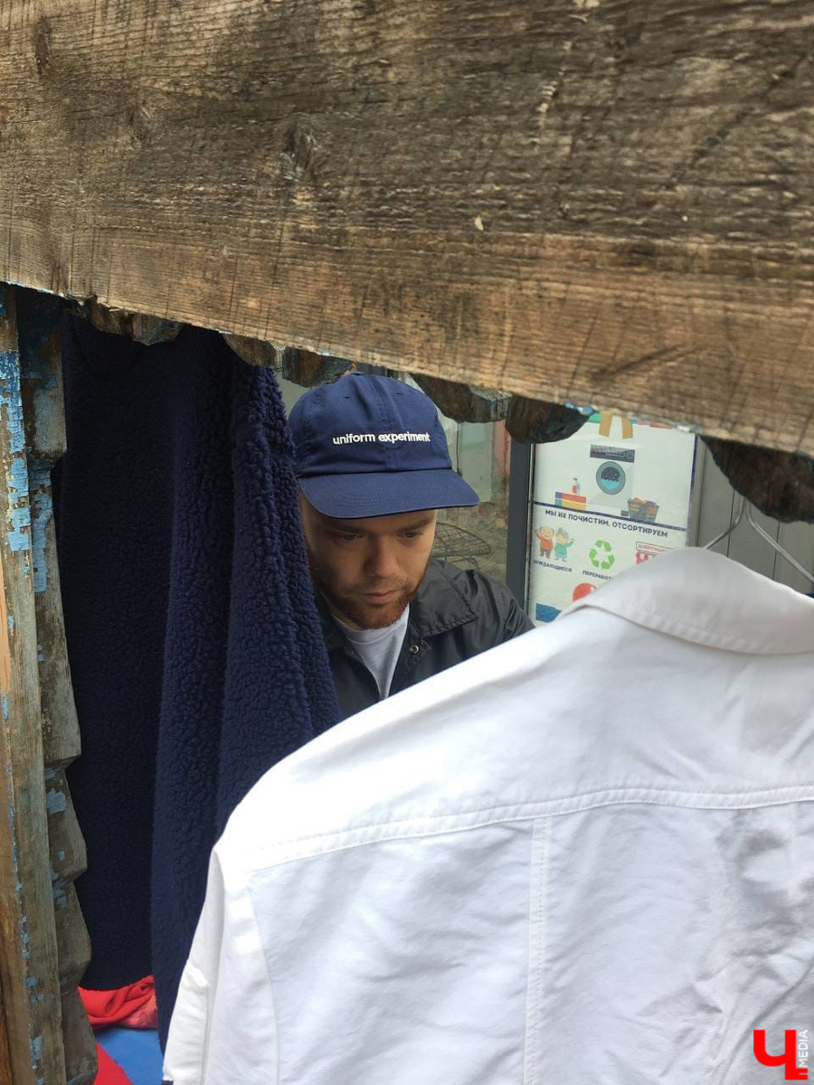 В последние выходные этого лета в Центре современной культуры во второй раз развернулся блошиный рынок. 11 местных продавцов предлагали на продажу свой антиквариат, винтажные вещи и милые безделушки. А что еще можно найти на прилавках?