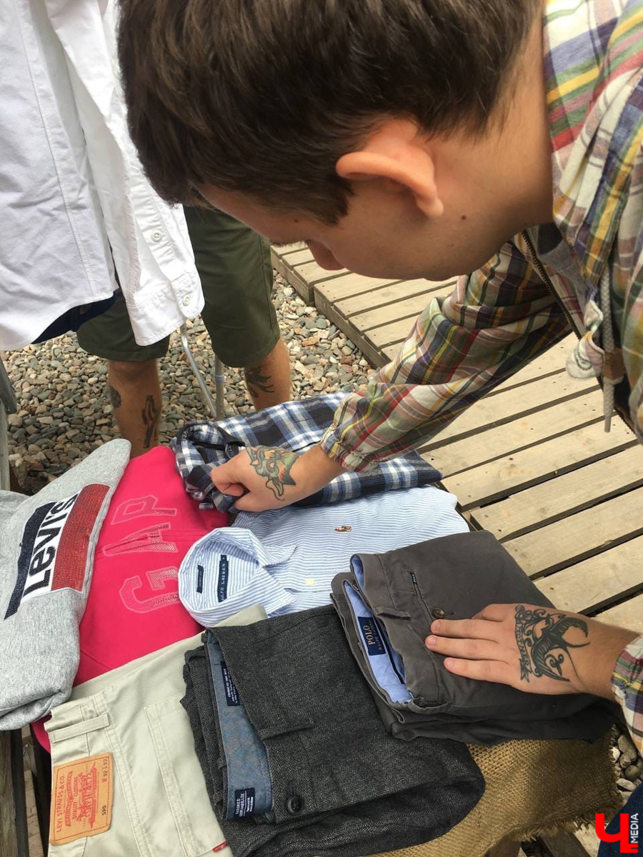 В последние выходные этого лета в Центре современной культуры во второй раз развернулся блошиный рынок. 11 местных продавцов предлагали на продажу свой антиквариат, винтажные вещи и милые безделушки. А что еще можно найти на прилавках?