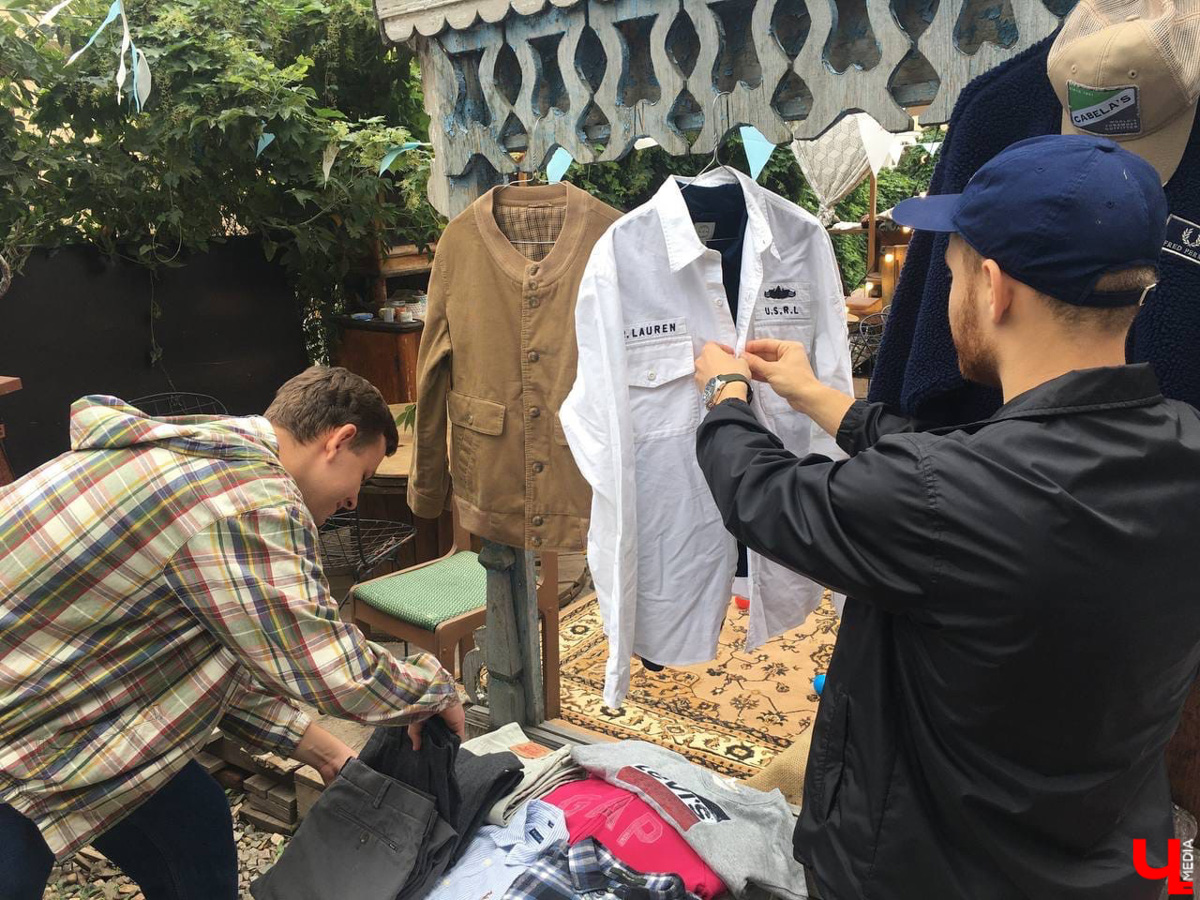 В последние выходные этого лета в Центре современной культуры во второй раз развернулся блошиный рынок. 11 местных продавцов предлагали на продажу свой антиквариат, винтажные вещи и милые безделушки. А что еще можно найти на прилавках?