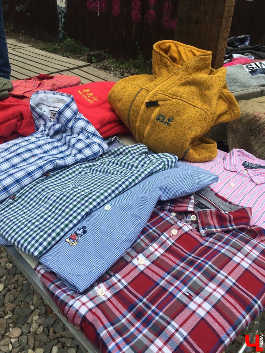 В последние выходные этого лета в Центре современной культуры во второй раз развернулся блошиный рынок. 11 местных продавцов предлагали на продажу свой антиквариат, винтажные вещи и милые безделушки. А что еще можно найти на прилавках?