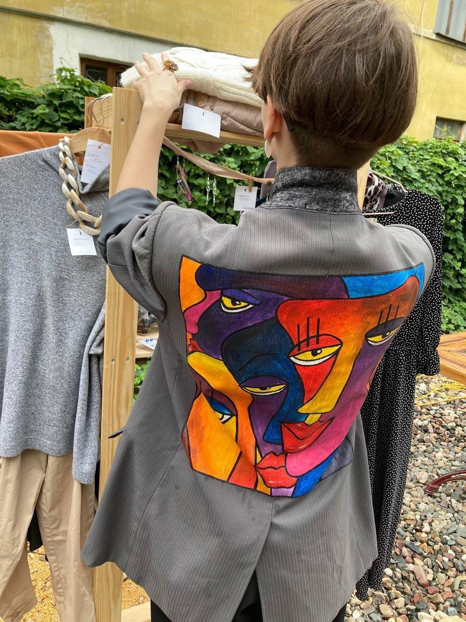 В последние выходные этого лета в Центре современной культуры во второй раз развернулся блошиный рынок. 11 местных продавцов предлагали на продажу свой антиквариат, винтажные вещи и милые безделушки. А что еще можно найти на прилавках?