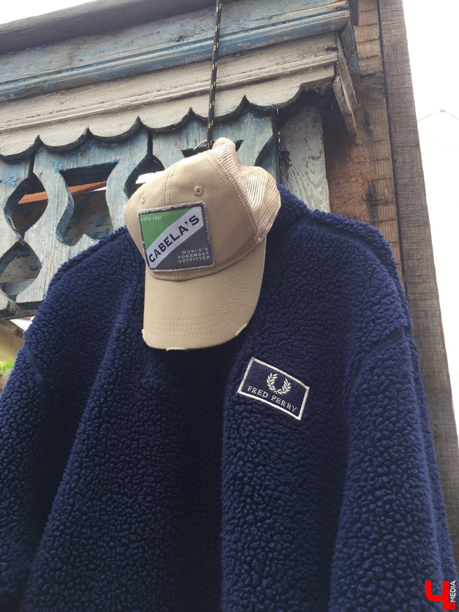 В последние выходные этого лета в Центре современной культуры во второй раз развернулся блошиный рынок. 11 местных продавцов предлагали на продажу свой антиквариат, винтажные вещи и милые безделушки. А что еще можно найти на прилавках?