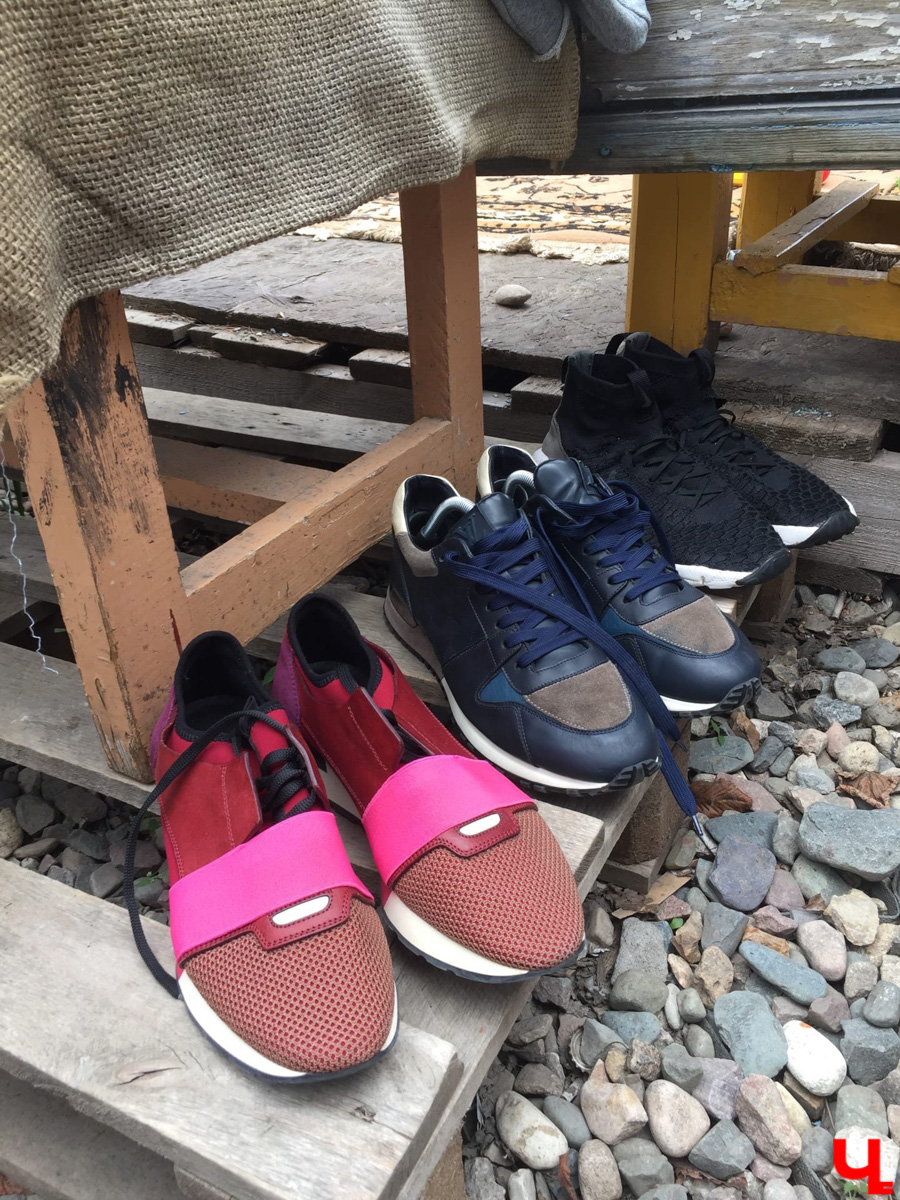 В последние выходные этого лета в Центре современной культуры во второй раз развернулся блошиный рынок. 11 местных продавцов предлагали на продажу свой антиквариат, винтажные вещи и милые безделушки. А что еще можно найти на прилавках?