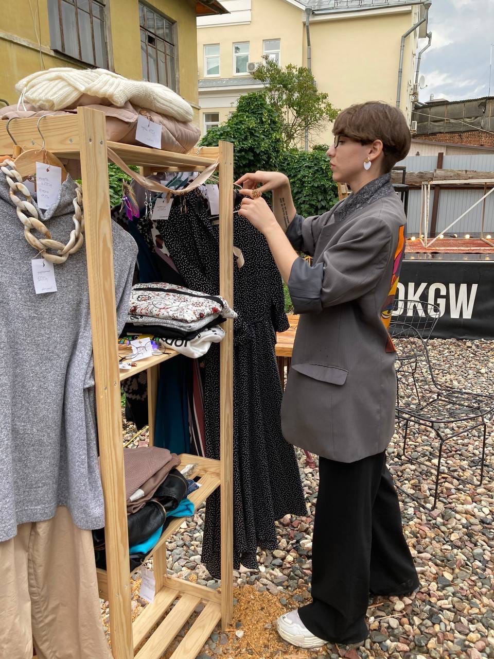 В последние выходные этого лета в Центре современной культуры во второй раз развернулся блошиный рынок. 11 местных продавцов предлагали на продажу свой антиквариат, винтажные вещи и милые безделушки. А что еще можно найти на прилавках?