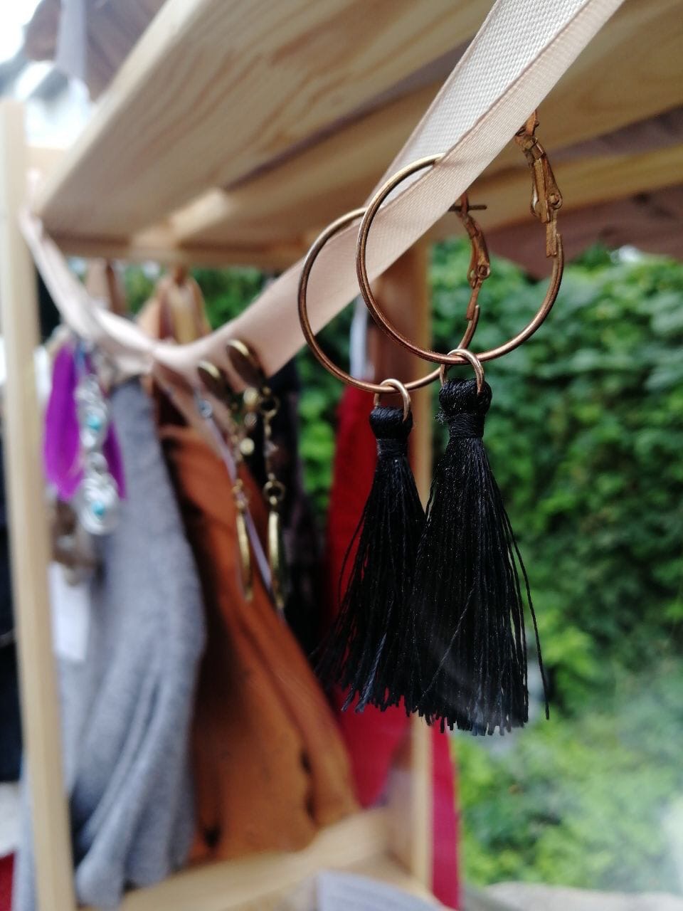 В последние выходные этого лета в Центре современной культуры во второй раз развернулся блошиный рынок. 11 местных продавцов предлагали на продажу свой антиквариат, винтажные вещи и милые безделушки. А что еще можно найти на прилавках?