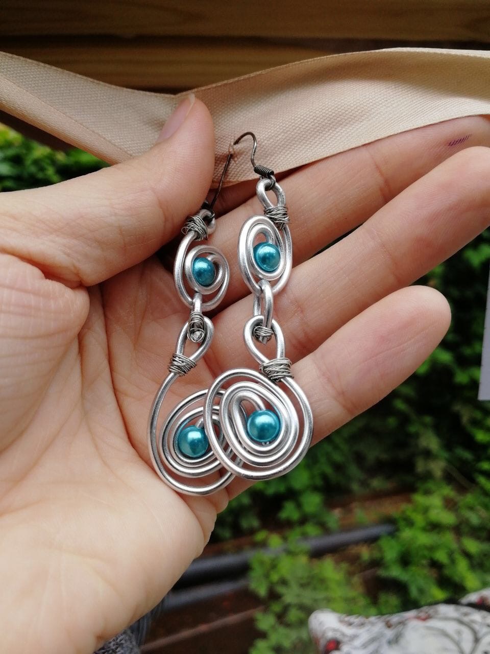 В последние выходные этого лета в Центре современной культуры во второй раз развернулся блошиный рынок. 11 местных продавцов предлагали на продажу свой антиквариат, винтажные вещи и милые безделушки. А что еще можно найти на прилавках?