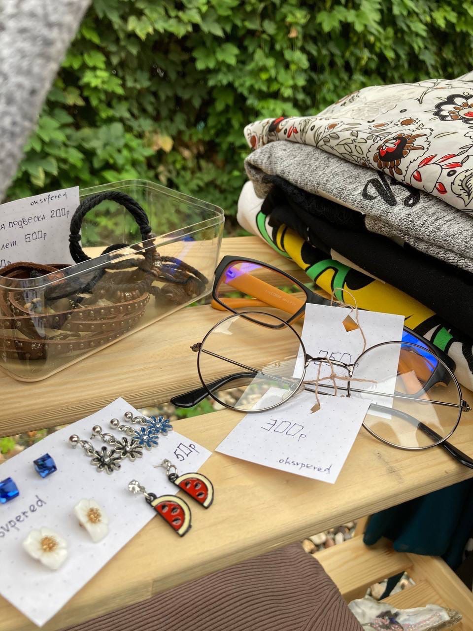 В последние выходные этого лета в Центре современной культуры во второй раз развернулся блошиный рынок. 11 местных продавцов предлагали на продажу свой антиквариат, винтажные вещи и милые безделушки. А что еще можно найти на прилавках?