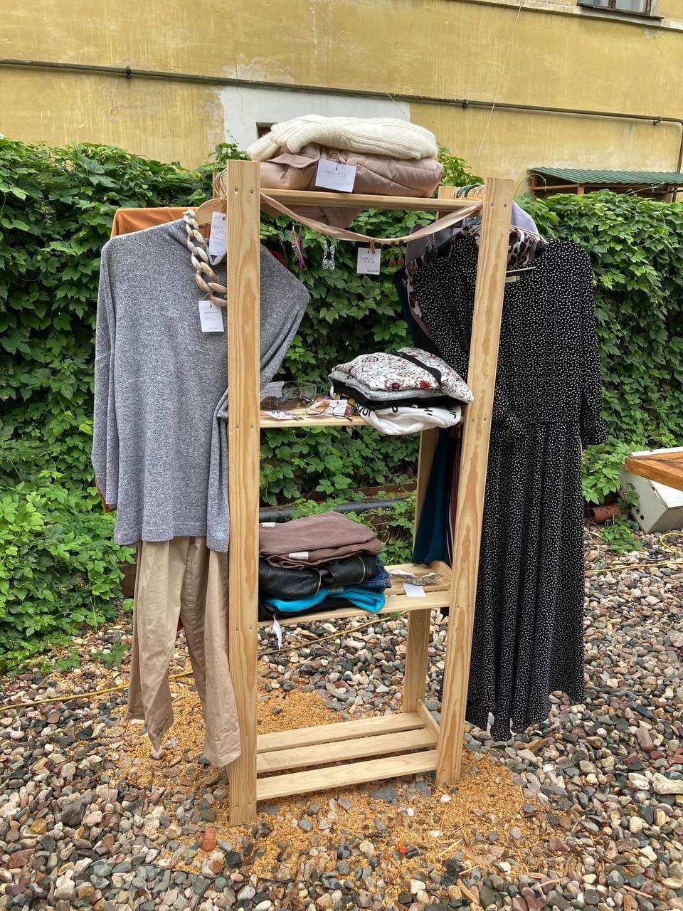 В последние выходные этого лета в Центре современной культуры во второй раз развернулся блошиный рынок. 11 местных продавцов предлагали на продажу свой антиквариат, винтажные вещи и милые безделушки. А что еще можно найти на прилавках?