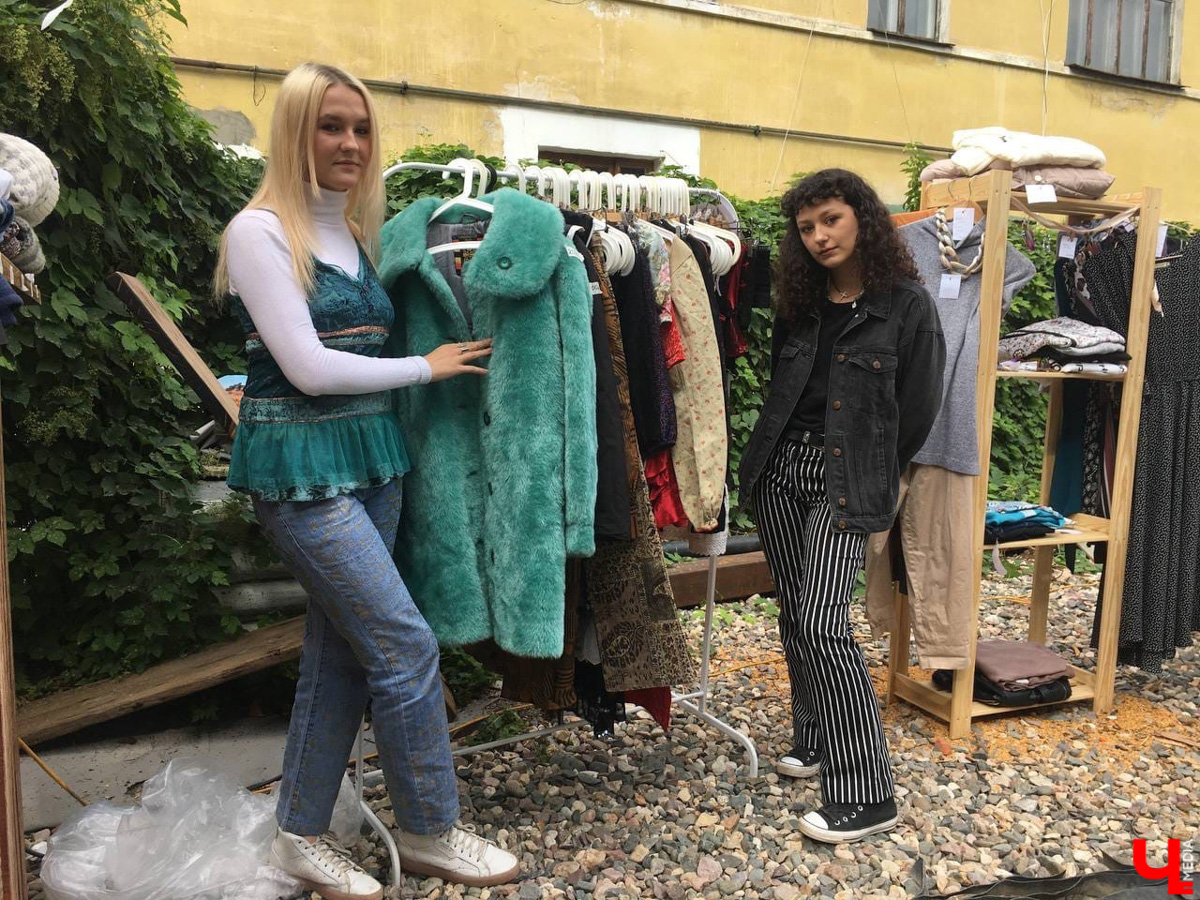 В последние выходные этого лета в Центре современной культуры во второй раз развернулся блошиный рынок. 11 местных продавцов предлагали на продажу свой антиквариат, винтажные вещи и милые безделушки. А что еще можно найти на прилавках?