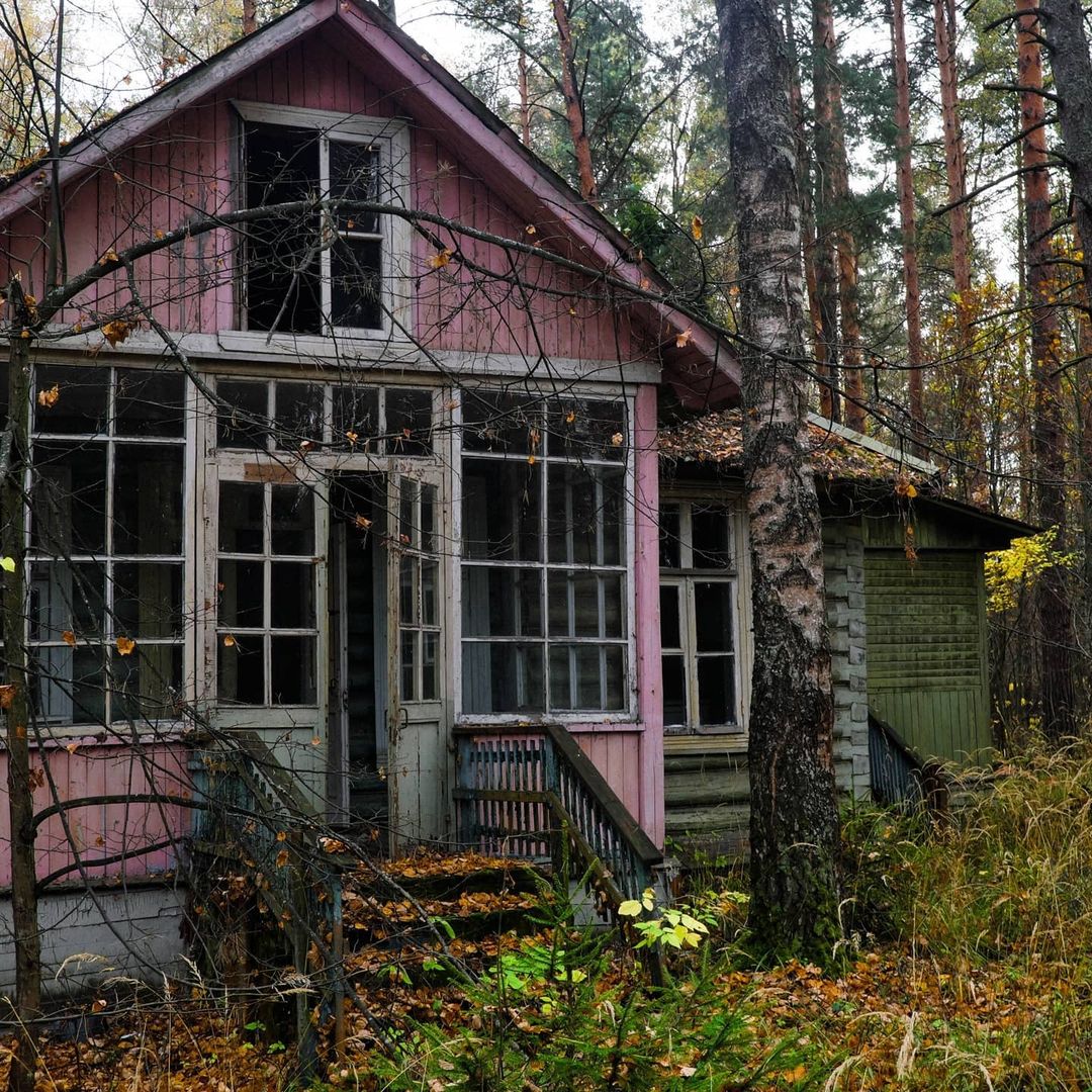Знаете, что представляет из себя детская дача? Изучаем забытую, но хорошо сохранившуюся заброшку под Владимиром с индустриальным туристом Михаилом @abandonedvintage.