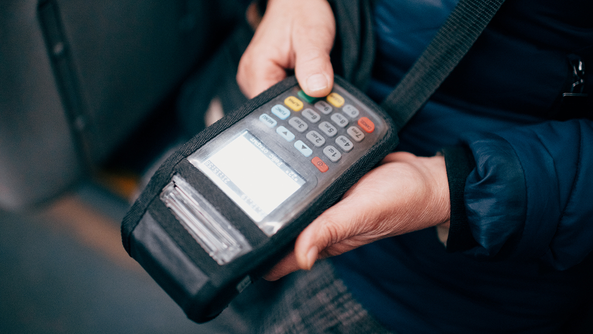 Проезд подешевеет на 4 месяца и 4 рубля, но не для всех пассажиров автобусов и троллейбусов. Увлекательная скидочная математика и другие дорожные новости в нашем сегодняшнем обзоре.