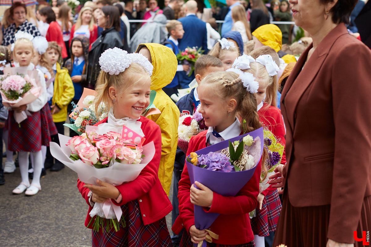 В этом году 18 тысяч первоклассников получили подарки от группы компаний «DeLavant», а также узнали о начале творческого конкурса и запуске космической продукции владимирским хлебозаводом.